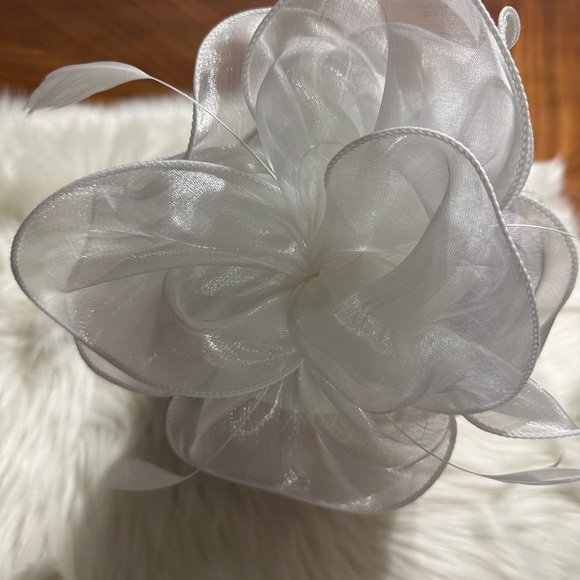 New, White Floral Fascinator with Veil - Picture 2 of 6